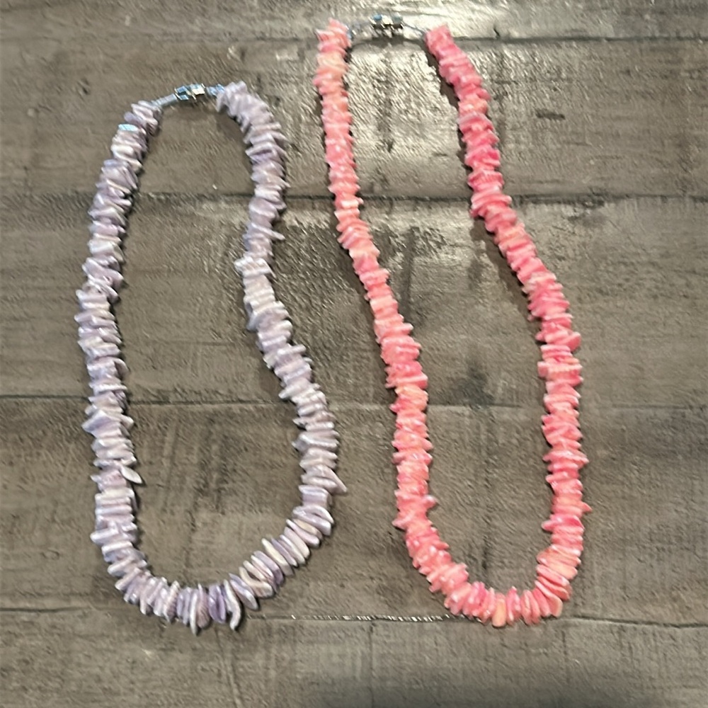 2 Shell Necklaces Different Colors Pink and Purple/Lavender Barrel Close - Picture 2 of 6